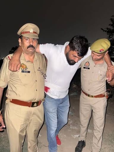 गाजियाबाद की वेव सिटी इलाके में पुलिस और बदमाशों के बीच मुठभेड़ हुई है इस मुठभेड़ में दो बदमाशों को गोली लगी है जिन्हें ...