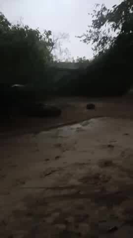 ईसापुर सानी उर्फ लठीरा में आंधी तूफान आने से भारी नुकसान बाल बाल बचे बच्चे और पशु मरने से