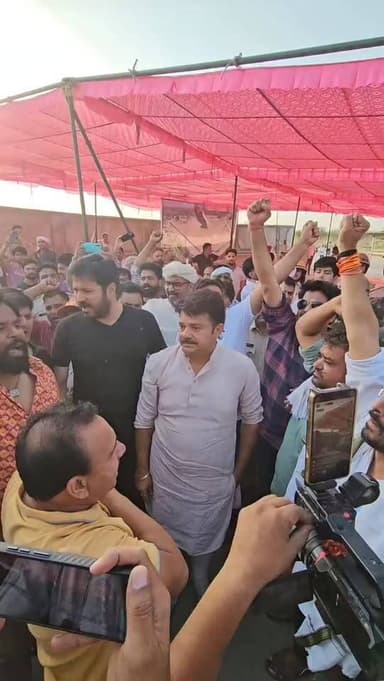 Dr. Rajkumar Sharma को समर्थकों सहित पुलिस ने हिरासत में लिया ।