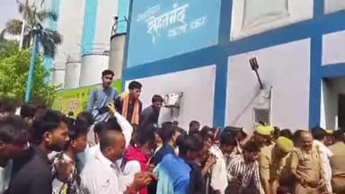 अकबरपुर: रनिया स्थित मयूर फैक्ट्री में मजदूरों का हंगामा, निर्धारित वेतन की मांग को लेकर किया प्रदर्शन