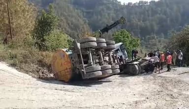 शिमला के शोघी के समीप माल से भरा NHAI का ट्रक पलटा, तीखा मोड होने की वजह से हुआ हादसा..
#himachal #himachalroadaccident....