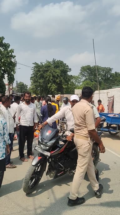 मोतिहारी कुमारी देवी चौक से आगे देवरहा बाबा मंदिर के पास एक एक्सीडेंट हो गया इनका कोई आता पता नहीं है यह मुसाफिर थे