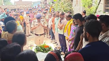 परसा: परसा थाना में कार्यरत चौकीदार सुदीश प्रसाद राय का निधन, पुलिसकर्मियों ने दी अंतिम विदाई