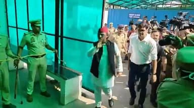 #समाजवादी पार्टी के राष्ट्रीय #अध्यक्ष #अखिलेश यादव भाई प्रतीक यादव की मौत की खबर के बाद #पोस्टमार्टम हाउस पहुंचे....
...