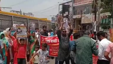 कांके: कोकर चौक के पास लापता बच्ची की बरामदगी को लेकर परिजनों और स्थानीय लोगों का प्रदर्शन