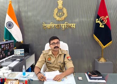 #DeoriaPolice
श्रीमान् पुलिस अधीक्षक देवरिया @abijith_ips18 द्वारा कार्यालय में जनसुनवाई की जा रही है। आमजन की समस्याओं ...