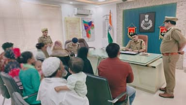 पुलिस अधीक्षक अमरोहा श्री लखन सिंह यादव द्वारा पुलिस कार्यालय में जनसुनवाई कर शिकायतकर्ताओं की समस्याओं को सुनकर उनके त्...