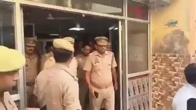 लखनऊ -निधन के उपरांत प्रतीक यादव के शव को पोस्टमार्टम के लिए KGMU ले जाया गया !
#prateek #pratikYadav
#Akhilesh