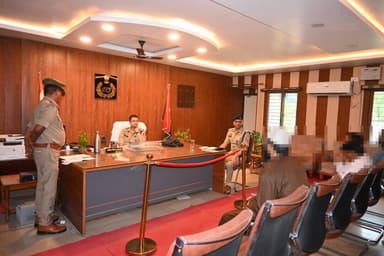 पुलिस अधीक्षक महराजगंज, श्री शक्ति मोहन अवस्थी द्वारा पुलिस कार्यालय में जन सुनवाई की गई । इस दौरान आमजन की शिकायतों को ...