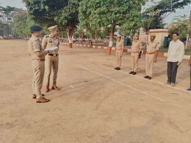क्षेत्राधिकारी निचलौल/रिज़र्व पुलिस लाइन श्री अनिरुद्ध कुमार ने पुलिस लाइन महराजगंज में ली साप्ताहिक बुधवार परेड, दिए आव...