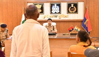 पुलिस अधीक्षक कुशीनगर श्री केशव कुमार द्वारा पुलिस कार्यालय में आये आवेदकों की समस्याओ को विस्तारपूर्वक सुनकर न्याय का भ...
