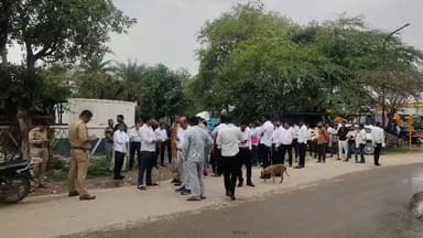 #ग्रेटर_नोएडा प्राधिकरण की जमीन पर भूमाफियाओं का बालाबोल,प्राधिकरण की ग्रीन बेल्ट जमीन पर किया कब्जा,खसरा संख्या 322 के ...