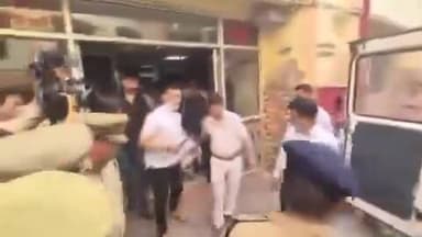 लखनऊ -निधन के उपरांत प्रतीक यादव के शव को पोस्टमार्टम के लिए KGMU ले जाया गया !
#prateek #pratikYadav