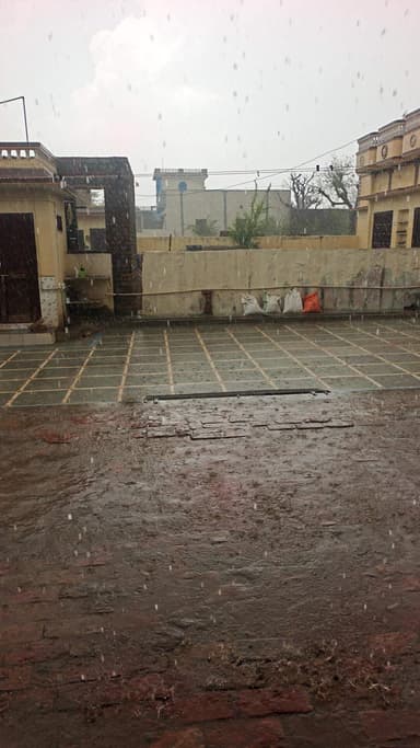 गर्मी से राहत सीजन की पहली वर्षा जबरदस्त तेज बारिश ओलो के साथ सरदार शहर