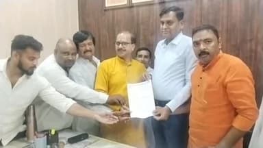 मुगलसराय: मुगलसराय में सड़क चौड़ीकरण को लेकर व्यापारियों की चिंता बढ़ी, PWD अधिकारियों को सौंपा ज्ञापन