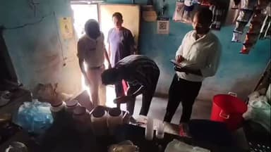⏩एस डी एम बाँधवगढ़ अम्बिकेश प्रताप सिंह ने उमरिया जिले के फजिलगंज में बिक रही अवैध मदिरा विक्रय पर की बड़ी कार्यवाही
⏩का...