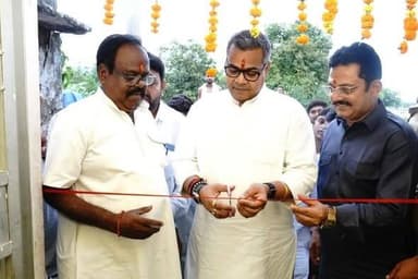 गृह प्रवेश कार्यक्रम में शामिल हुए सांसद अरुण भारती और जिला अध्यक्ष ईमाम गजाली।
जिले के ओठमा गांव में लोक जनशक्ति पार्ट...