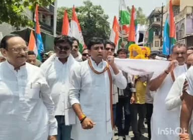 झाबुआ: झाबुआ में कांग्रेस का प्रदर्शन, पेयजल संकट को लेकर पीएचई विभाग के बाहर किया प्रदर्शन