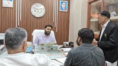 प्रयागराज के सदर एसडीएम अभिषेक सिंह ने दिखाई सक्रियता। विधवा महिला की शिकायत का दो दिन में निस्तारण करने के लिए दिए आदे...