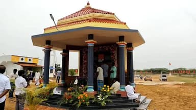 மானாமதுரை: தந்தையின் நினைவிடத்தில் அஞ்சலி செலுத்திய சீமான்.