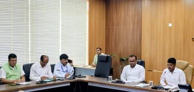 जिलाधिकारी, पटना ने सिविल डिफेंस ब्लैकआउट/माॅकड्रिल तैयारियों की समीक्षा की तथा विभिन्न विभागों के पदाधिकारियों को आपस म...