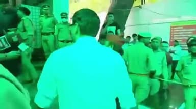 सपा मुखिया अखिलेश यादव पहुंचे पोस्टमार्टम हाउस,