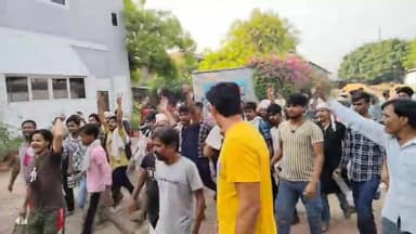 वेतन बढ़ोतरी की मांग को लेकर फिरोजाबाद में चूड़ी कारखाने में पोट भट्टी श्रमिकों ने काम बंद कर किया हंगामा,
