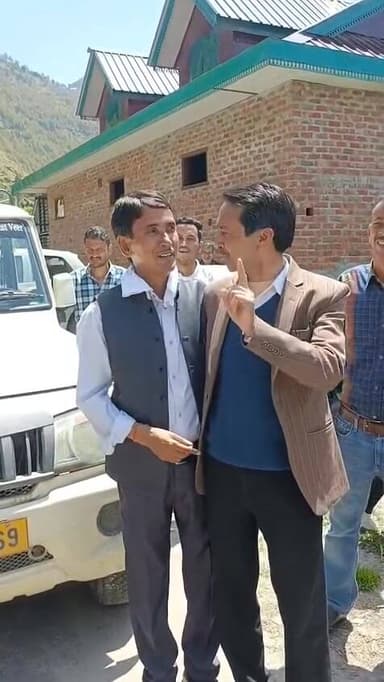 जिला परिषद वार्ड बखनाओ से भारतीय जनता पार्टी की विचारधारा से जुड़े दोनों प्रत्याशी एक साथ नजर आए। इस दौरान दोनों ने एकजु...