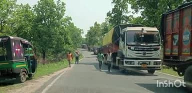 नावाडीह: पुनम कुमारी की हत्या के विरोध में ग्रामीणों ने डुमरी-बेरमो मार्ग पर किया जाम