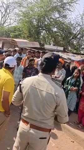 अलीराजपुर: अलीराजपुर में यातायात पुलिस ने मजदूरों को समझाया, 'जान जोखिम में न डालें', टेम्पो में लटककर न जाएं- दिलाई शपथ
