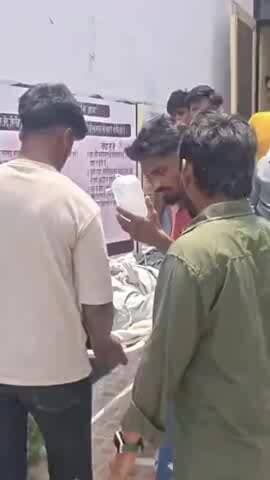 मुहम्मदाबाद गोहना: शमसाबाद इलाके में बाइक और ई-रिक्शा के बीच हुई ज़ोरदार टक्कर, बाइक सवार हुआ घायल