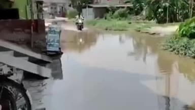 खानपुर: बारिश के बाद जलजमाव से राहगीर परेशान, खानपुर प्रखंड मुख्यालय जाने वाली सड़क बनी मुसीबत