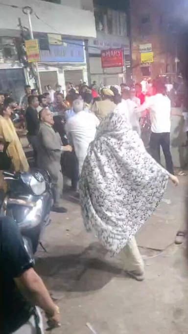 आगरा मे पति - पत्नी के विवाद में पुलिस के सामने मायके पक्ष का ससुरालियों पर हमला,ससुर ,देवर और दामाद को मायके वालों ने ज...