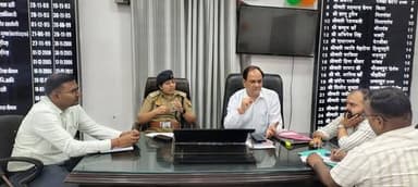 तिलहर/शाहजहांपुर
====
अधिकारियों की व्यापारियों से
उनकी समस्याओं पर चर्चा।
=====
विवेक शर्मा(अंशु)...