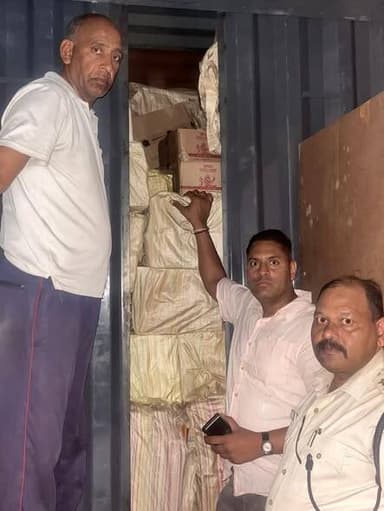 विशेष निरोधात्मक अभियान
आबकारी आयुक्त के निर्देशन में अवैध मदिरा पर एक्शन
ट्रक में गुप्त केबिन से मिली अवैध शराब, गुजरात...
