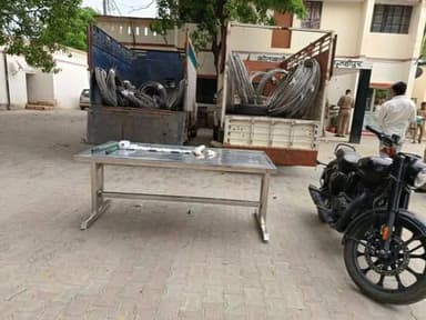 *शाहजहांपुर में विद्युत तार चोरी के 11 आरोपी गिरफ्तार:* 2 लाख नकद बरामद, 12 खंभों से चोरी किया था
https://dainik.bhaska...
