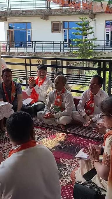सोलन वार्ड नंबर 11 में भाजपा प्रत्याशी सरिता ठाकुर के समर्थन में पहुंचे सांसद सुरेश कश्यप