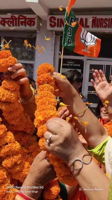 सोलन वार्ड नंबर 9 से भाजपा प्रत्याशी सलिता शर्मा के समर्थन में प्रचार करने पहुंचे भाजपा प्रदेश अध्यक्ष डॉ राजीव बिंदल .....
