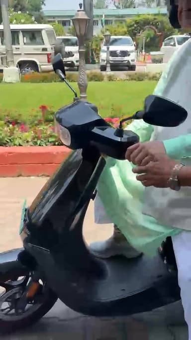 इलेक्ट्रिक स्कूटर पर सचिवालय पहुँचे मंत्री गणेश जोशी, सत्ता के गलियारों में फिर मची हलचल!!!
पहले बिना इंश्योरेंस वाली स...