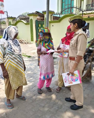 #SSP @moradabadpolice के निर्देशन में थाना कांठ पुलिस द्वारा #MissionShakti5 अभियान फेज-5 के तहत थाना क्षेत्रा0 भ्रमणशील...