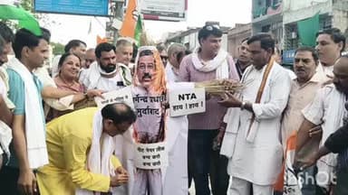 दौसा: नीट परीक्षा का पेपर लीक होने पर केंद्रीय शिक्षा मंत्री का दौसा में कांग्रेस ने फूंका पुतला