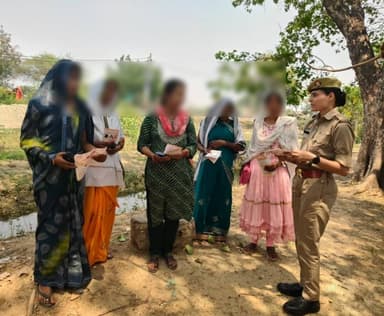 #MissionShakti5 (द्वितीय चरण) के तहत मिशन शक्ति टीम द्वारा महिलाओं को सुरक्षा, सशक्तिकरण, हेल्पलाइन नम्बरों, डिजिटल अरेस...