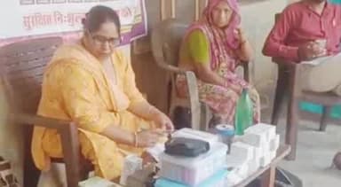 सासनी: स्वास्थ्य विभाग की टीम ने गांव में विशेष टीकाकरण शिविर लगाकर बच्चों और महिलाओं को लगाए टीके