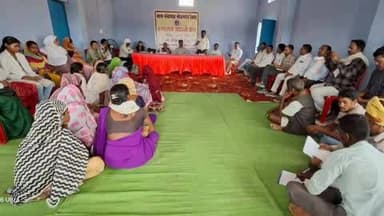 घुघरी: ई-टोकन प्रणाली से खाद वितरण: मोहगांव में 'प्रशासन आपके द्वार' कार्यक्रम में किसानों को दी गई समझाइश