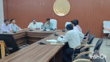 बलिया: योजनाओं की प्रगति में धीमी गति पाए जाने पर जिलाधिकारी हुए नाराज