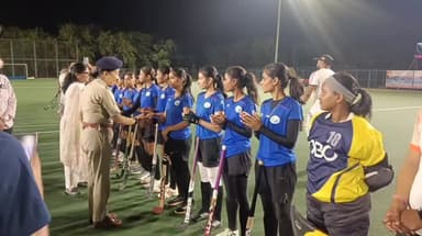 शिवपुरी नगर: शिवपुरी के एस्टोटर्फ मैदान पर हॉकी का मंच सजा, खिलाड़ियों ने अनुशासन और टीम भावना से भरी जीत की हुंकार