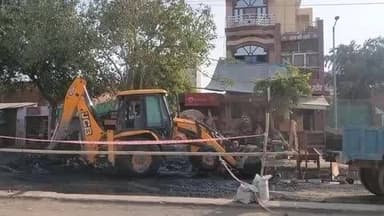 सिकंदराराऊ: पब्लिक एप की खबर का असर, बीच सड़क पर खुदे नाले के गड्ढे की खबर चलने के बाद प्रशासन ने मरम्मत कार्य शुरू किया