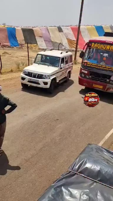शिवपुरी-कोलारस अनुभाग के खतौरा में श्री नारायण वेयर हाऊस खरीद केंद्र पर तुलाई नहीं होने से नाराज किसानों ने किया चक्काजा...