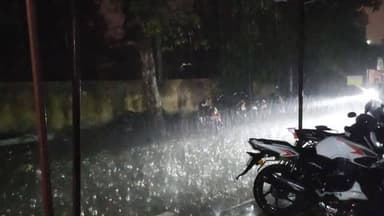 गोपालगंज - 📍हथुआ में धूल वाली आंधी के साथ जबरजस्त आंधी पानी शुरू...
#rainyday #weather #gopalganj #reels #viralvideo