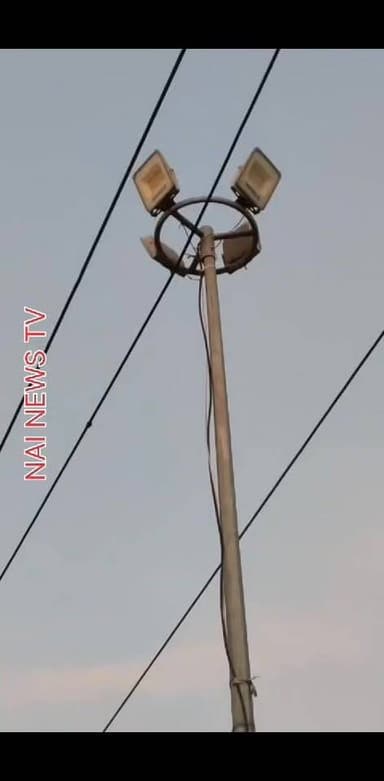 सरपतीपुर चौराहे पर 33 हजार वोल्ट लाइन से बड़ा खतरा, तूफान के बाद हाईमास्ट लाइट में छू रहा तार # #बिजलीबिभाग